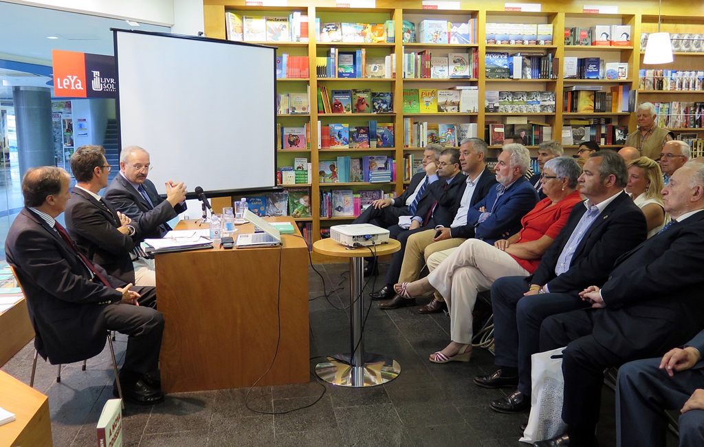 Foto da noticia:O presidente do Parlamento participou na presentación dun libro sobre Emigración e exilio en Galicia e Azores
